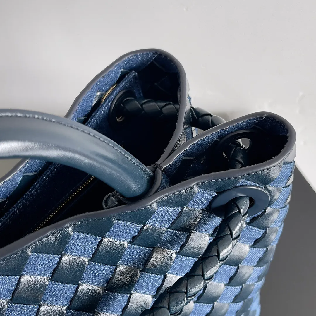 Batch 2260 BOTTEGA VENETA's new ANDIAMO handbag. This denim woven bag perfectly interweaves retro and trendy! Each strand of hand-woven denim carries ingenuity, and the color-blocking design breaks away from the norm. Not only is the capacity impressive, it also adds fun and cuteness, making it easy to hold various styles. Exquisite metal accessories shine on the ruggedness of denim, coexisting toughness and femininity. Denim has its own youthful and energetic attributes, giving people a retro, classic and relaxed and free feeling. During the weaving process of this bag, the denim is hand-woven into the leather through small gaps. The skills are quite exquisite! Not to mention the capacity, it can accommodate an umbrella and a water cup! Style number: 743572 Size: 32*24*12cm